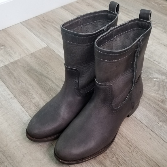 frye cara boot short